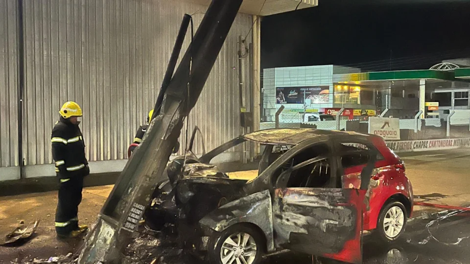 Vídeo: carro bate em poste e pega fogo em Araguaína
