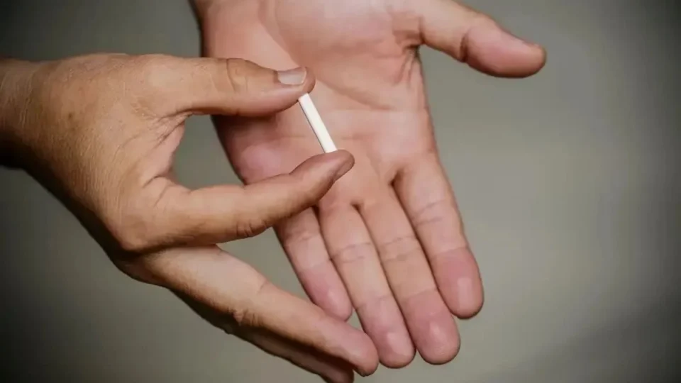 Anvisa proíbe implantes de hormônios chamados de “chip da beleza”