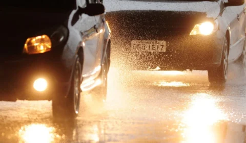Como dirigir com segurança em dias de chuva: dicas do Detran-DF