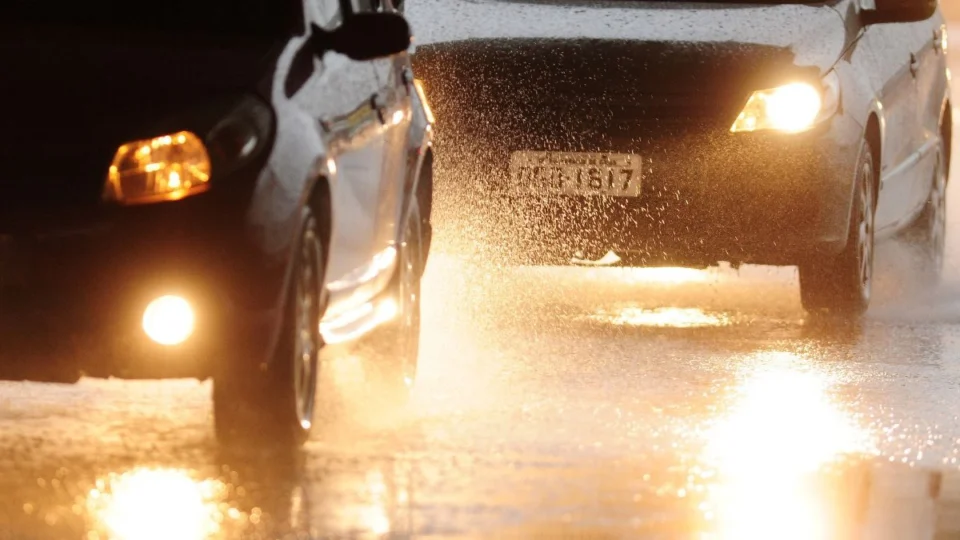 Como dirigir com segurança em dias de chuva: dicas do Detran-DF