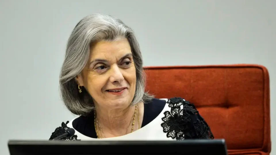 Cármen Lúcia chega para votar antes do horário previsto