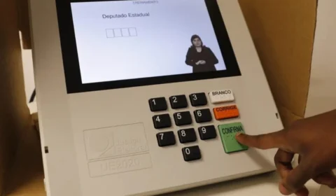 Eleitor é preso em Manaus sob a suspeita de tirar foto na hora de votar; saiba porque não pode