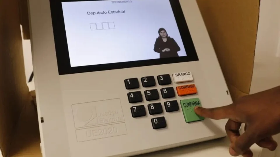 Eleitor é preso em Manaus sob a suspeita de tirar foto na hora de votar; saiba porque não pode