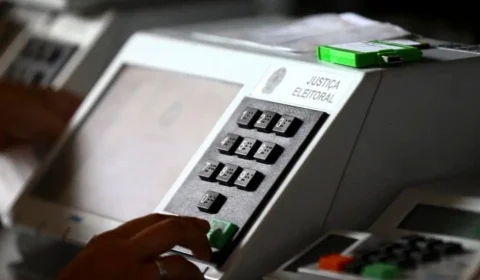 Eleitor é preso ao ser flagrado fotografando urna eleitoral em Porto Velho