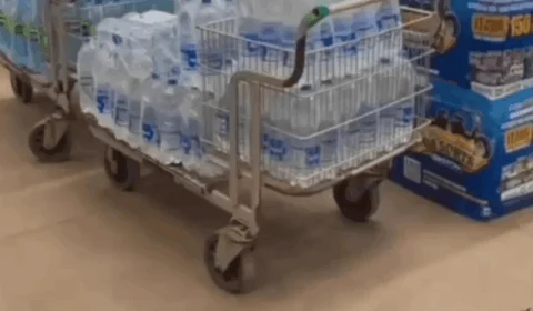 Vídeo: moradores fazem fila para comprar água mineral em Palmas