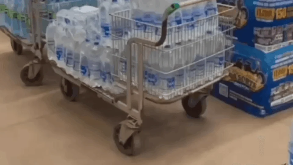 Vídeo: moradores fazem fila para comprar água mineral em Palmas
