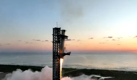 Foguete deu ré! SpaceX faz história com retorno da Starship