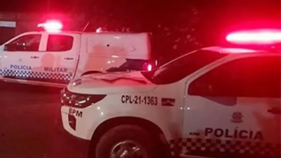 Homem estupra sogra e mata esposa na frente da polícia em RO