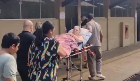 Idosa de 72 anos desafia limites e vai às urnas de maca em Porto Velho; assista ao momento