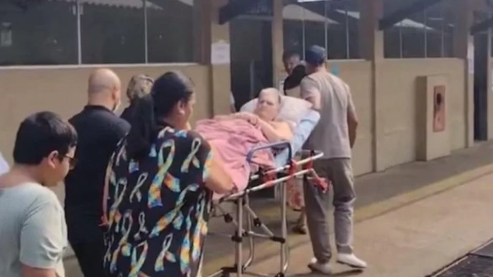 Idosa de 72 anos desafia limites e vai às urnas de maca em Porto Velho; assista ao momento