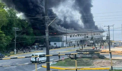 VÍDEO: incêndio de grandes proporções atinge base militar em Manaus