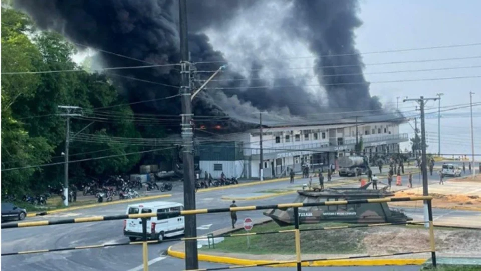 VÍDEO: incêndio de grandes proporções atinge base militar em Manaus