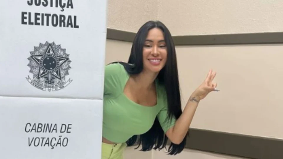 Isabelle Nogueira vota em Manaus antes de embarcar para sua nova vida em São Paulo
