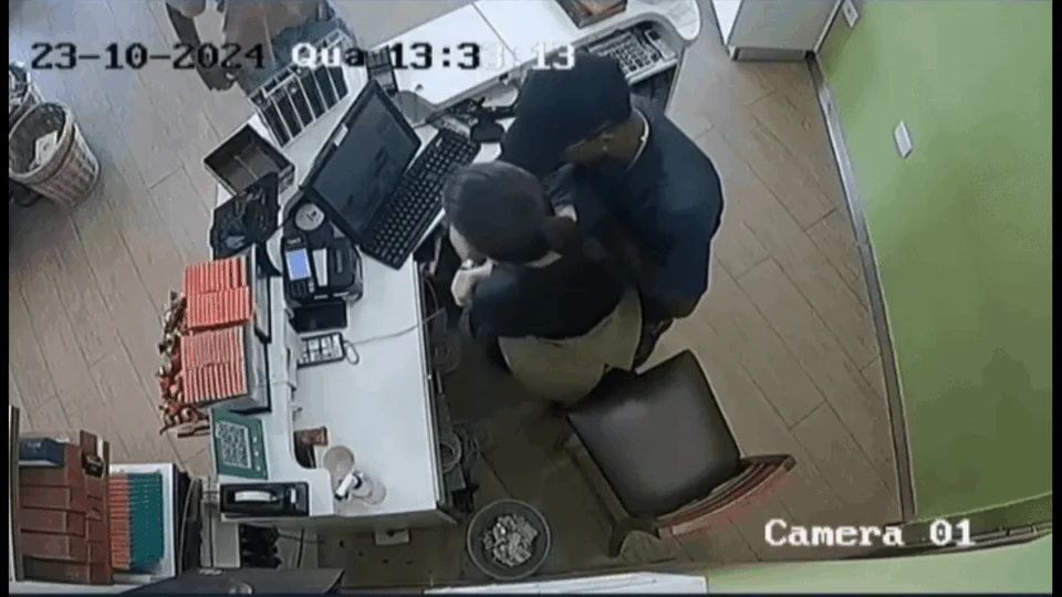 Homens fingem ser clientes e assaltam loja de chocolate em Porto Nacional; veja vídeo