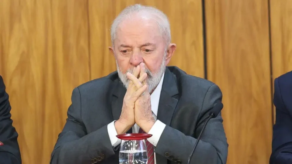 Lula sofre queda e cancela viagem à Rússia