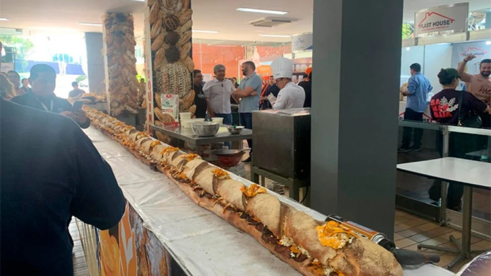 Maior x-caboquinho do mundo é produzido em Manaus; veja qual é o tamanho