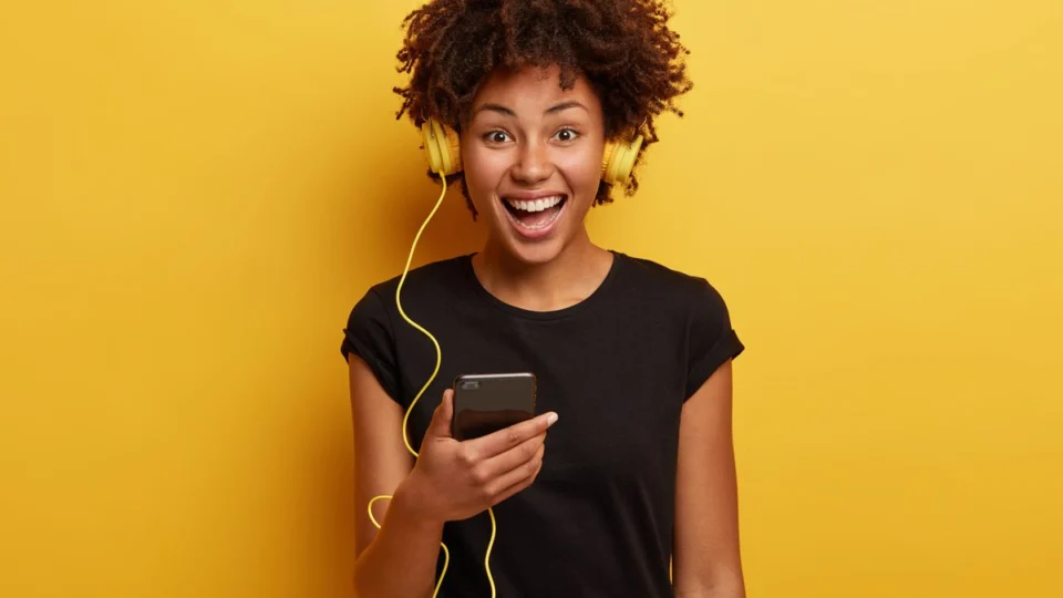 Estudo descobre que escutar música ajuda na recuperação do paciente após cirurgia