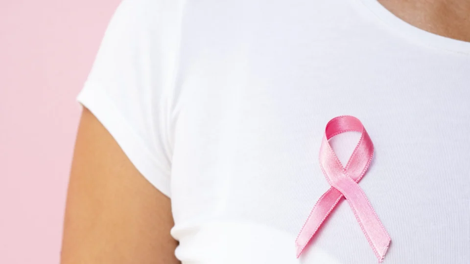Outubro Rosa: conheça exame que detecta predisposição ao câncer de mama