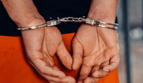 Homem é preso por agredir e manter esposa em cárcere privado por sair com amigas