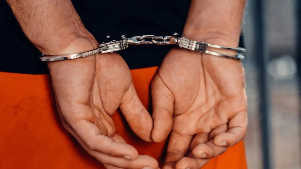 Homem é preso por agredir e manter esposa em cárcere privado por sair com amigas