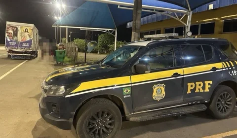 PRF flagra sete passageiros em carga de caminhão no DF