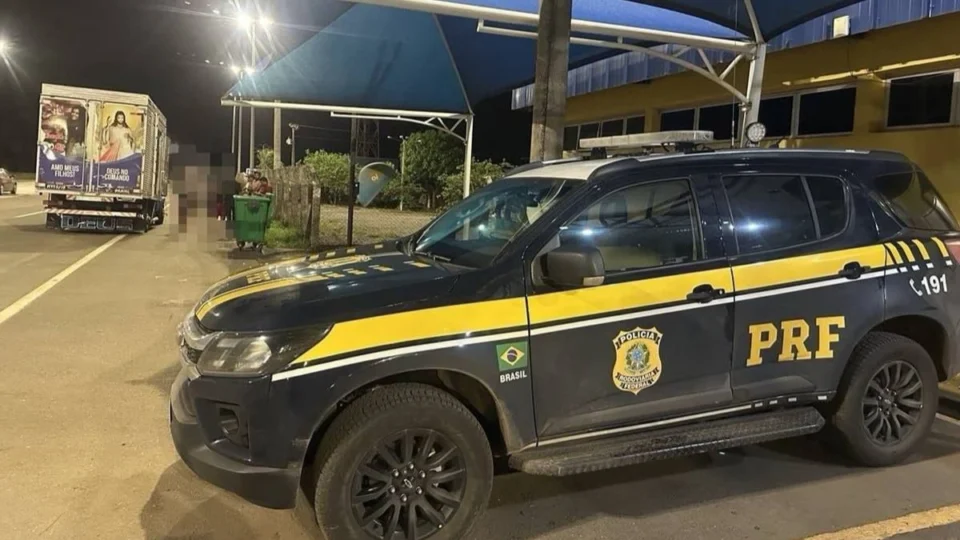 PRF flagra sete passageiros em carga de caminhão no DF