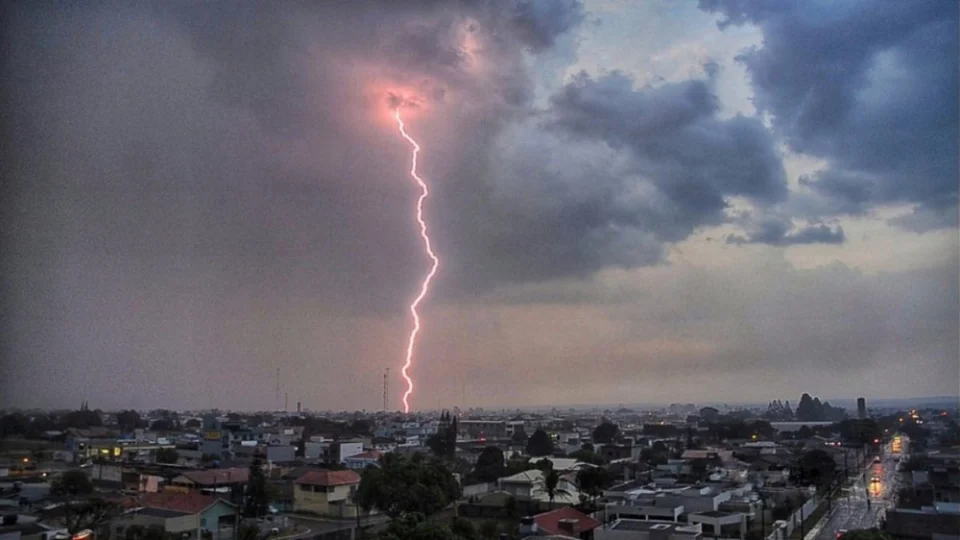Semana chuvosa em Rondônia: saiba como evitar acidentes com a rede elétrica