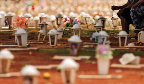 Dia de Finados: saiba quais as sepulturas mais visitadas no cemitério de Brasília