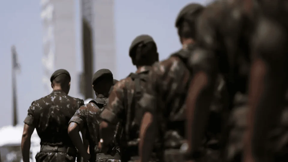 Soldado do Exército morre após árvore cair em quartel de Brasília