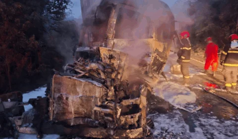 Acidente entre carretas na BR-174 deixa feridos no AM; veja vídeo