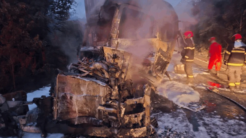 Acidente entre carretas na BR-174 deixa feridos no AM; veja vídeo