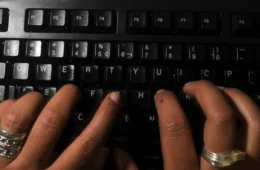 Bancos oferecem bolsas para mulheres em cursos de tecnologia; veja como se inscrever