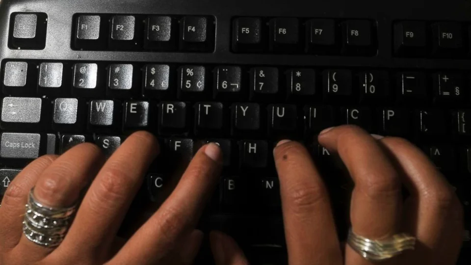 Bancos oferecem bolsas para mulheres em cursos de tecnologia; veja como se inscrever