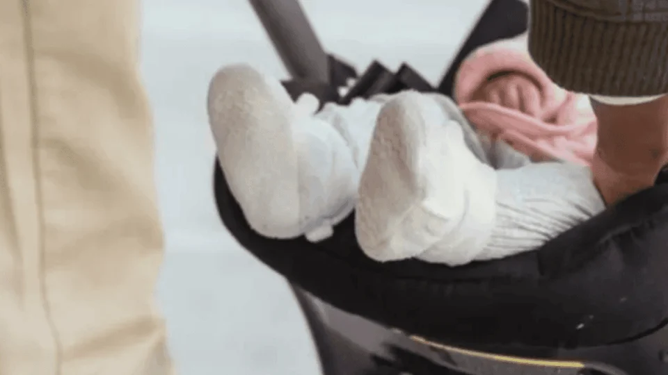 Bebê é registrada com sexo errado na certidão de nascimento e caso gera tumulto no Reino Unido