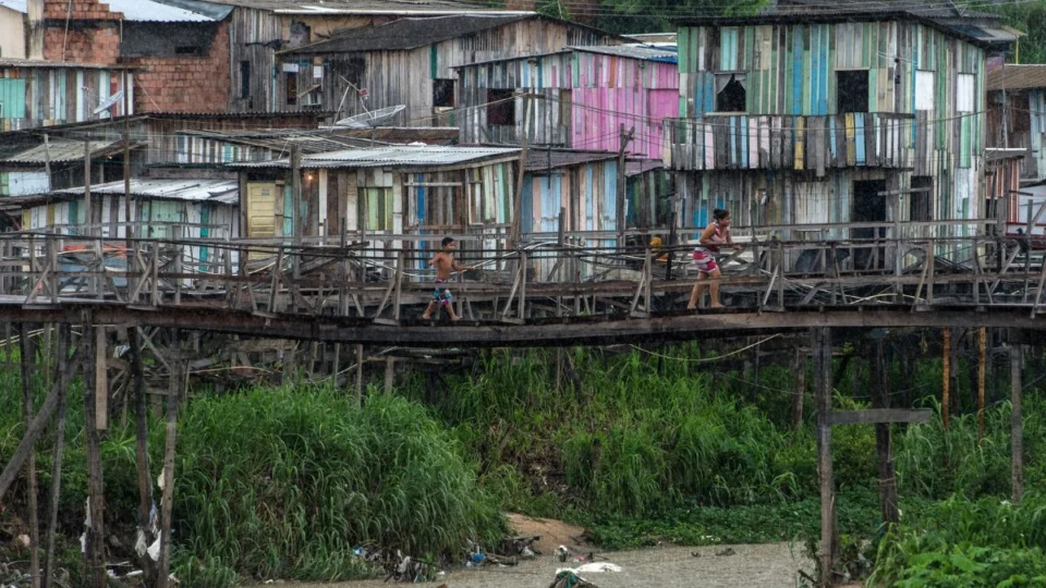 Amazonas tem a maior população em favelas e comunidades urbanas do Norte, diz IBGE