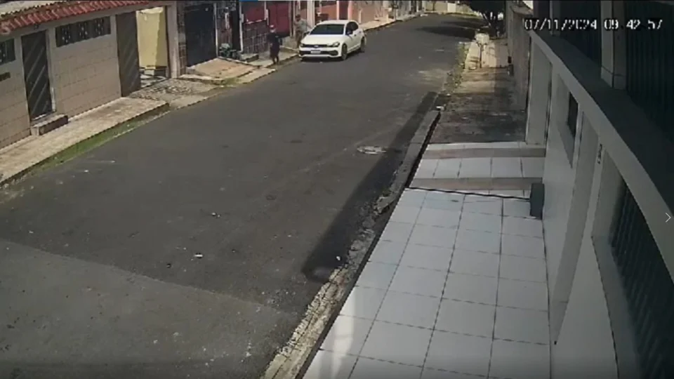 Vídeo: criminosos invadem residência e roubam pertences no bairro Cidade Nova, em Manaus