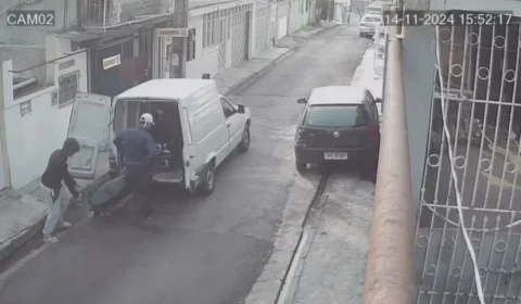 Vídeo: criminosos roubam motocicleta e a colocam dentro de van em Manaus