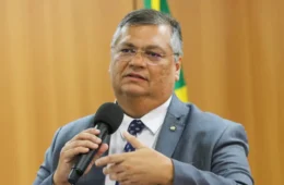 Flávio Dino exige remoção de obras jurídicas por preconceito contra mulheres e homossexuais