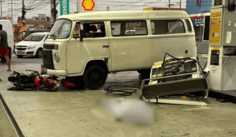 Idoso morre após colidir com moto e bomba de combustível em Manaus; veja vídeo