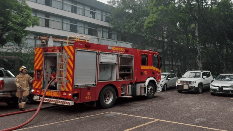 Incêndio atinge apartamento na Asa Norte, em Brasília; cachorro é resgatado