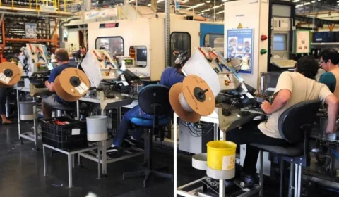 Indústria tem salto de 75% nas contratações, com jovens na liderança