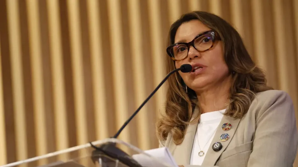 Comissão aprova moção de repúdio contra Janja por xingamento a Elon Musk