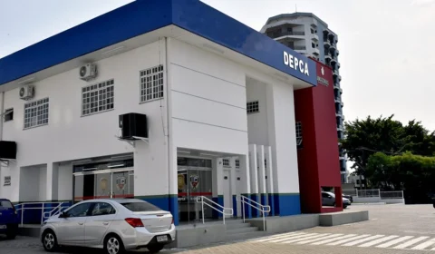 Mãe que gravou vídeo agredindo criança é presa em Manaus