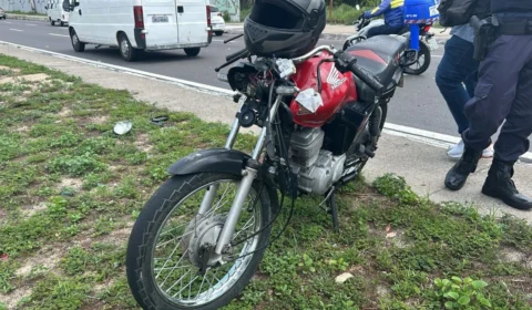 Motociclista morre após se assustar com saco de lixo que caiu de caminhão em Manaus