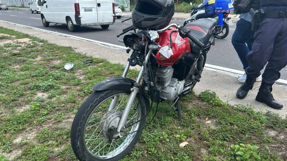 Motociclista morre após se assustar com saco de lixo que caiu de caminhão em Manaus
