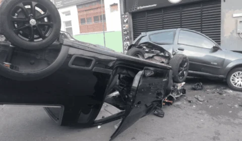 Motorista perde controle, atinge veículos parados e carro capota em Manaus; veja vídeo