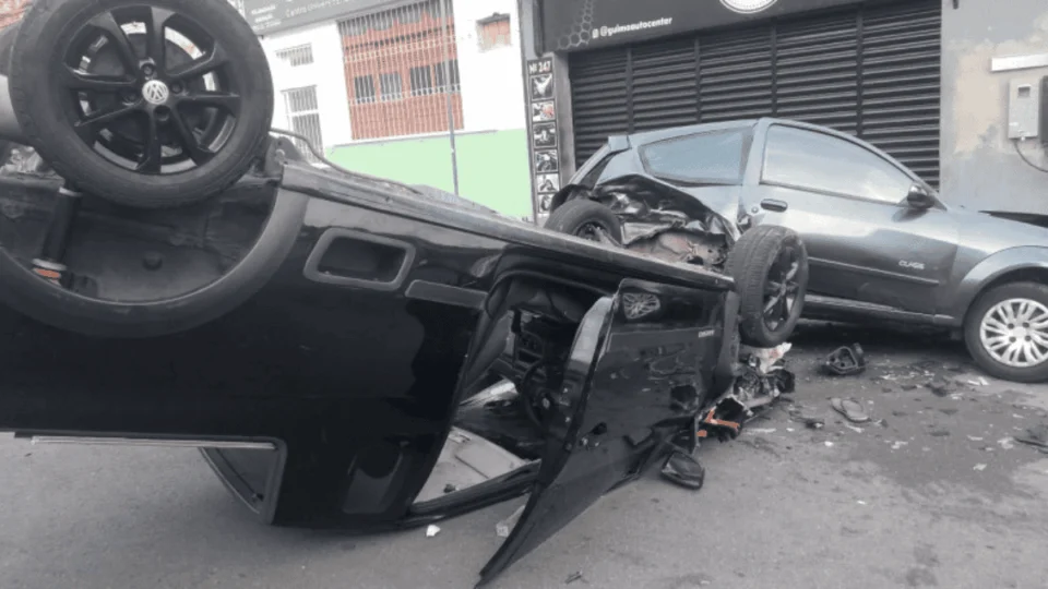 Motorista perde controle, atinge veículos parados e carro capota em Manaus; veja vídeo