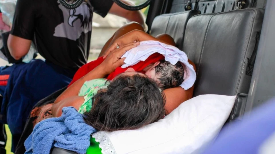Mulher dá à luz dentro de helicóptero em Manaus; veja vídeo