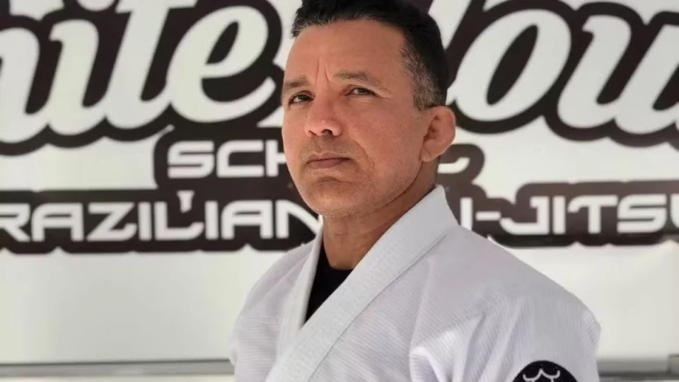 Professor de jiu-jitsu suspeito de abusar de 12 atletas chega a Manaus após prisão em SC