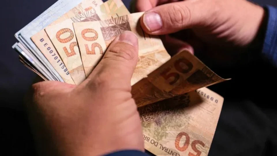 Salário mínimo pode alcançar R$ 1.521 em 2025 com nova política de valorização  
